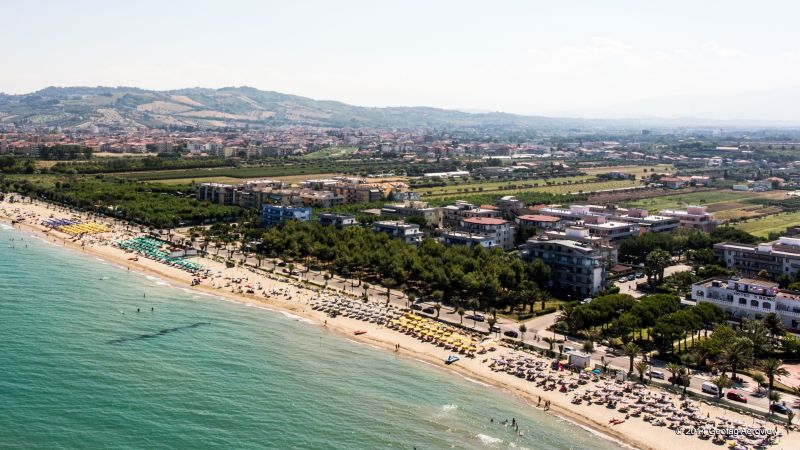 Italy, Abruzzo, Teramo, Villa Rosa di Martinsicuro - TRIPinVIEW